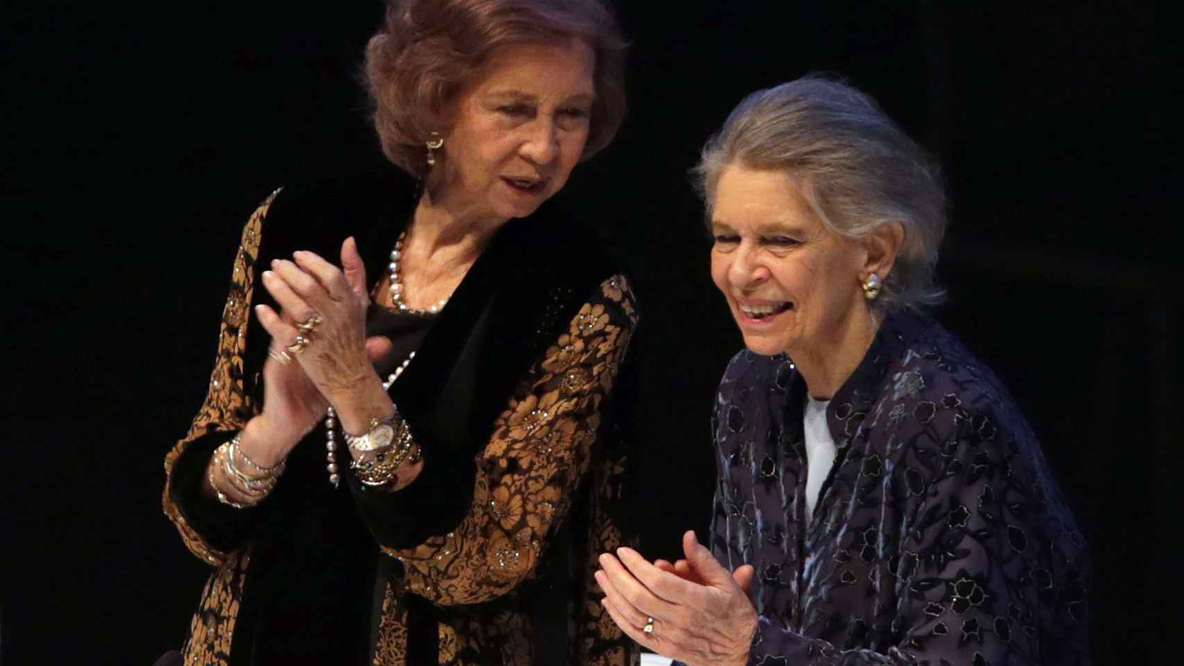 Irene de Grecia junto a su hermana Sofía durante la 31ª edición de los Premio BMW de Pintura en Madrid en 2016.