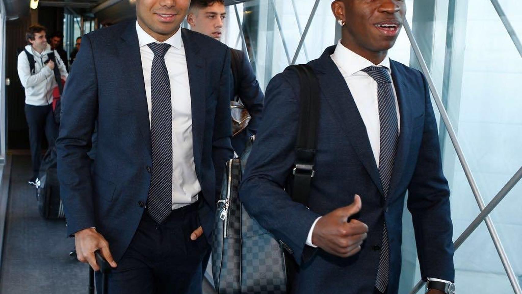 Casemiro y Vinicius saliendo hacia Pilsen. Foto: Twitter (@Casemiro)