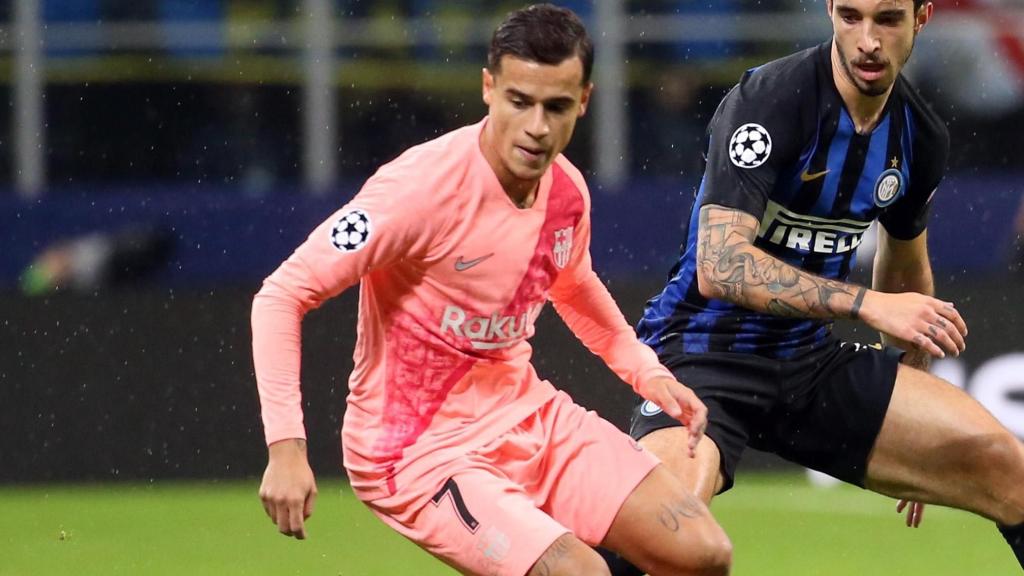 Coutinho pelea un balón en el partido de Champions contra el Inter de Milán