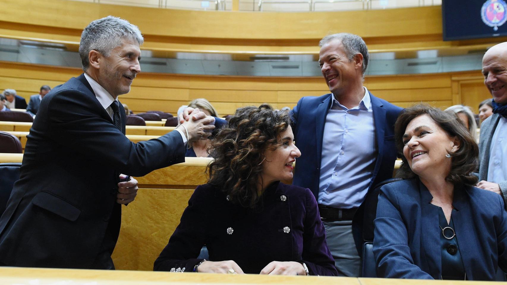 Marlaska saluda efusivamente a Ander Gil. En la bancada, la ministra Montero y la vicepresidenta Calvo.