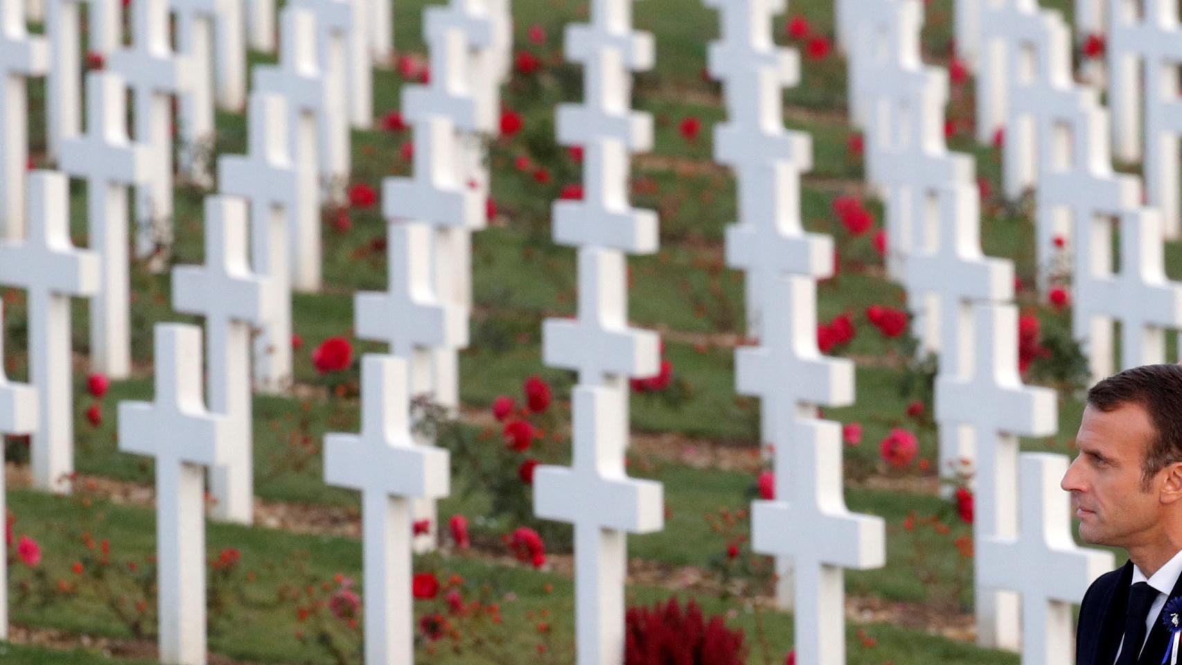 El presidente francés, Emmanuel Macron, llegando al osario de Douaumont.