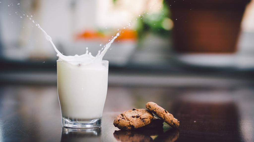 Un solo vaso de leche de vaca nos aporta 300 mg de calcio