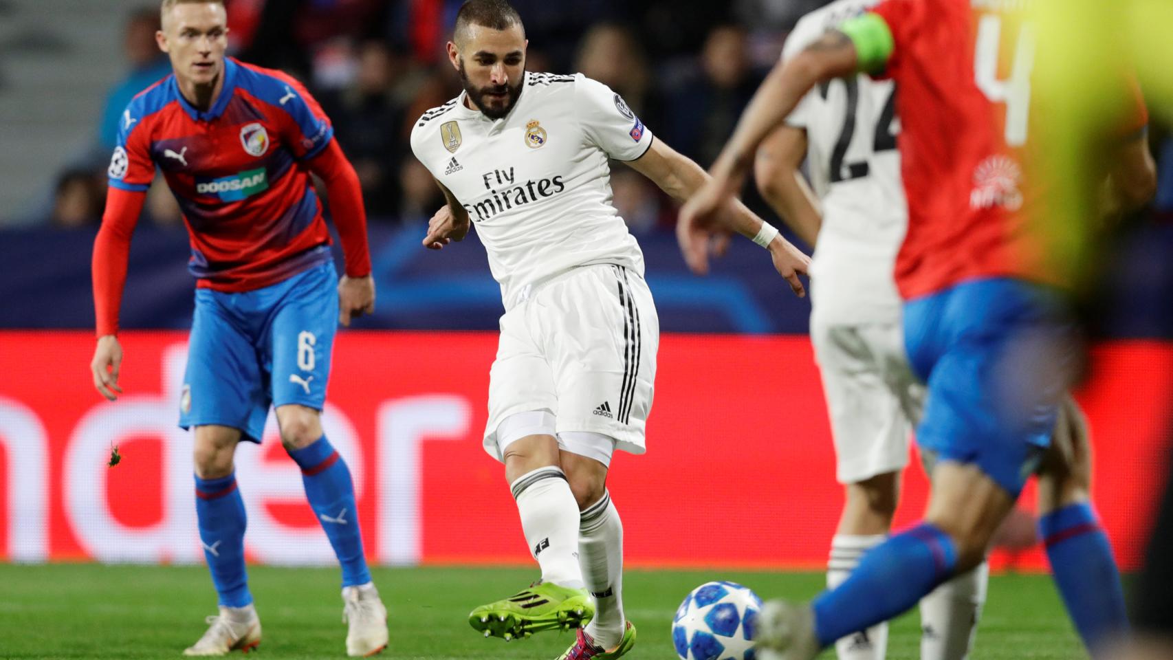 Benzema remata a puerta en su primer tanto ante el Viktoria Pilsen