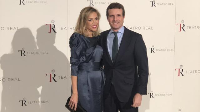 El presidente del PP, Pablo Casado, junto a su mujer, Isabel Torres Orts.