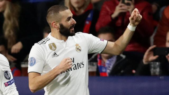 Karim Benzema celebra su gol ante el Viktoria Pilsen