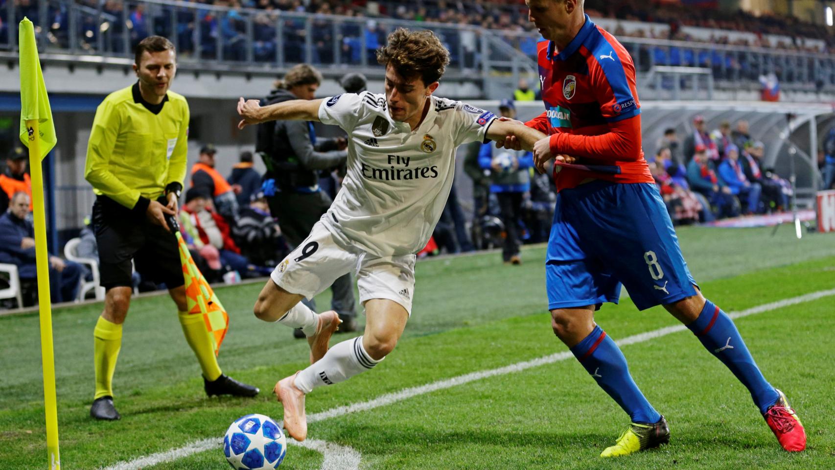 Odriozola, presionado por un jugador del Viktoria Pilsen en el córner