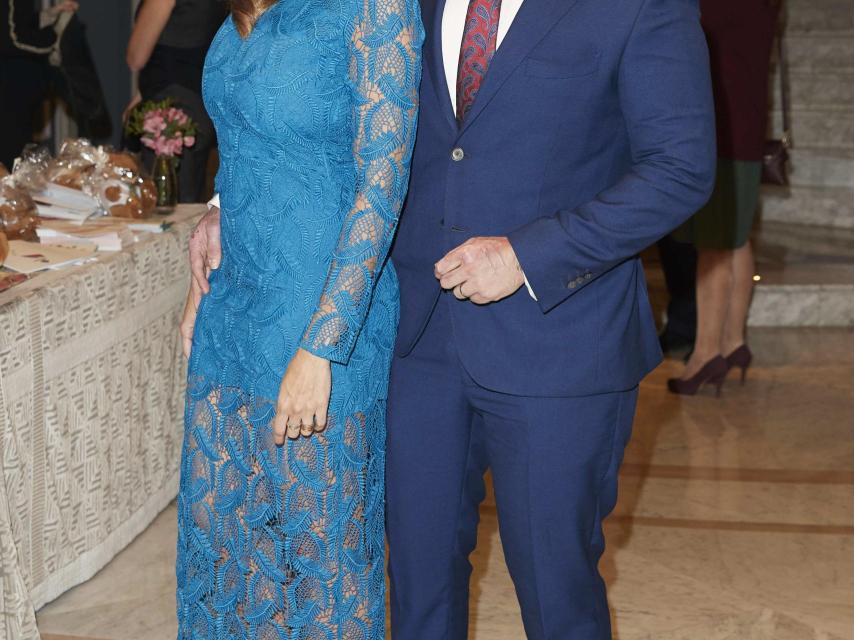 Silvia Casas y Manu Tenorio en una cena benéfica.