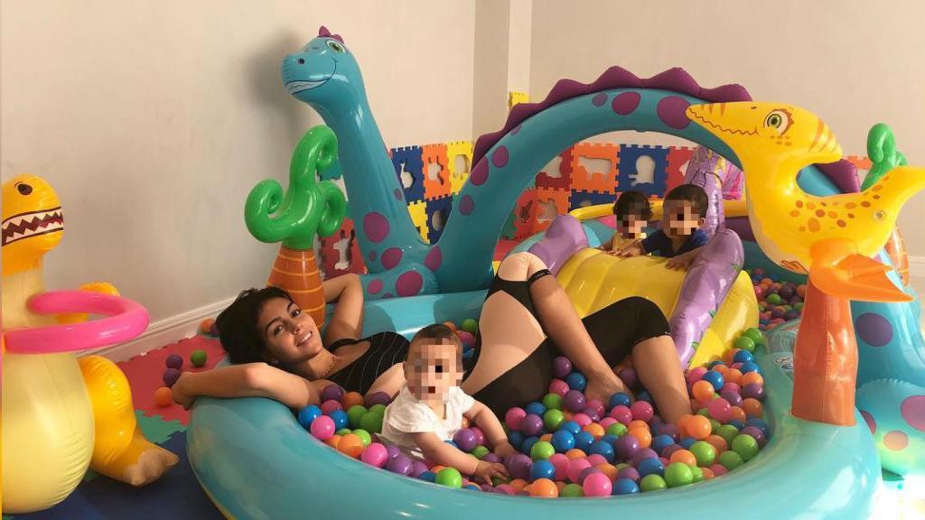 Georgina con Alana, Eva y Mateo.