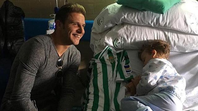 Joaquín le regala a un niño de 12 años con leucemia una camiseta firmada. Foto: Twitter. (@telecincoes)