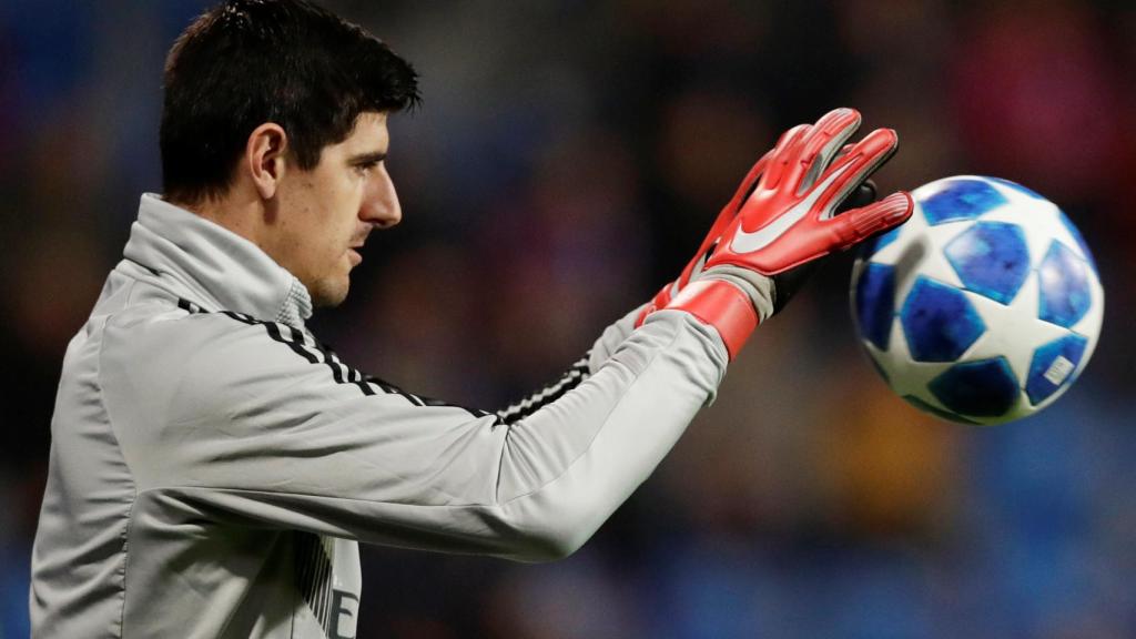 Courtois calienta con el Real Madrid en Pilsen