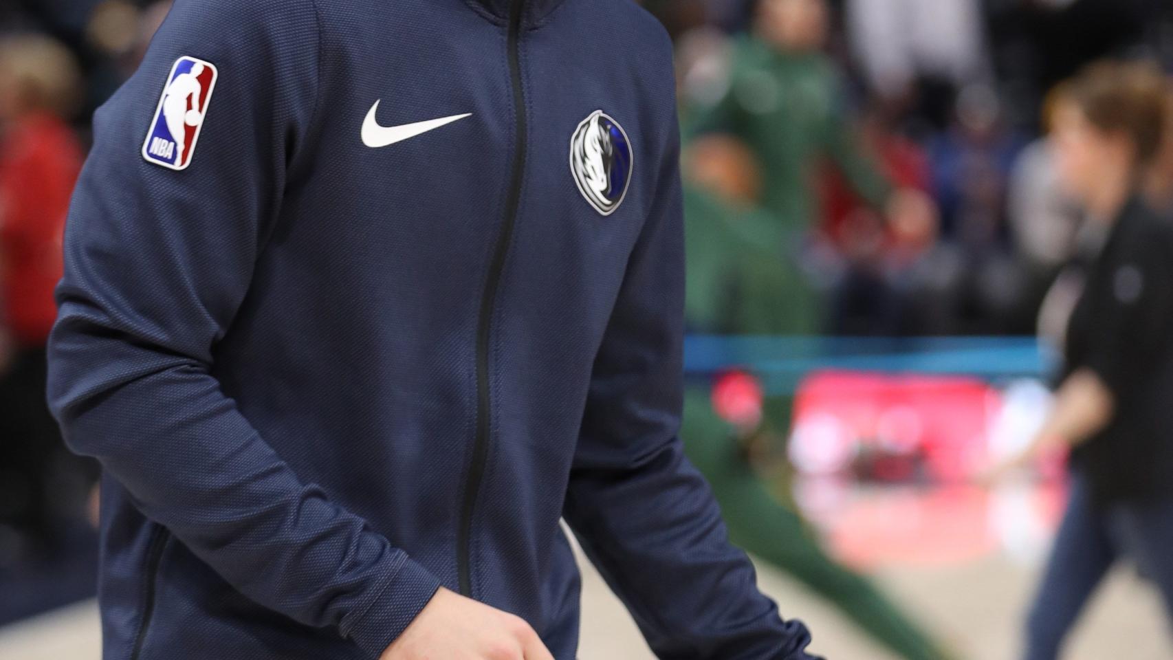 Luka Doncic calienta antes de un partido de los Mavericks