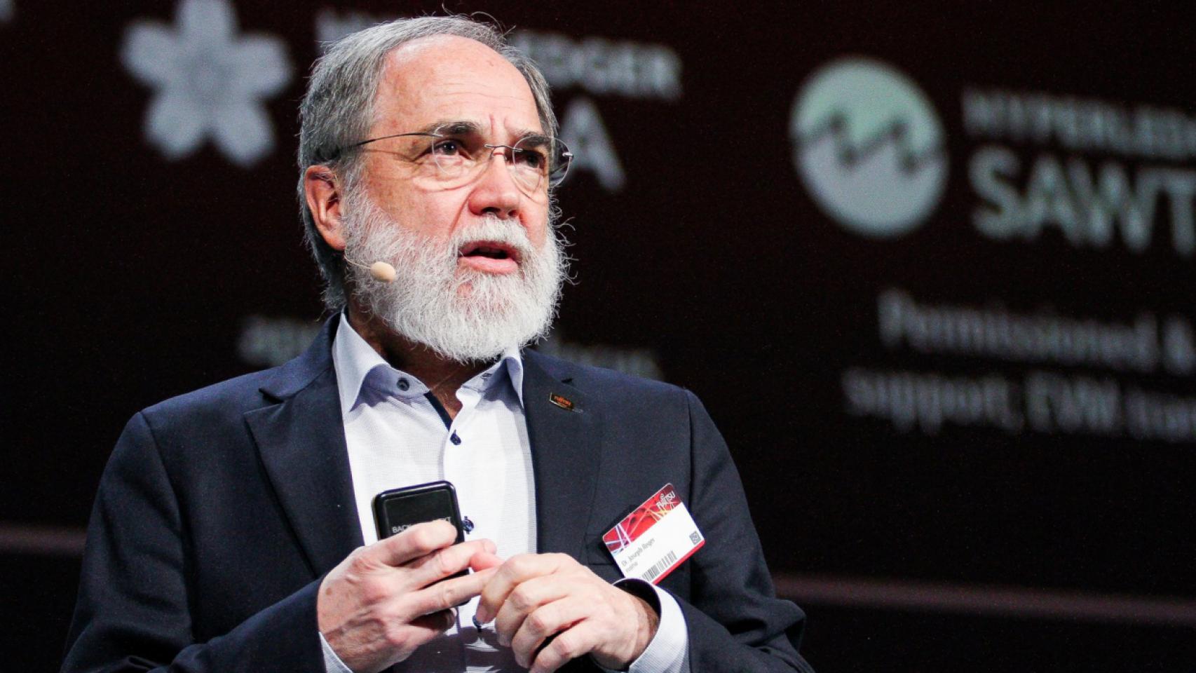 El CTO de Fujitsu, Joseph Reger, en su charla en Múnich.