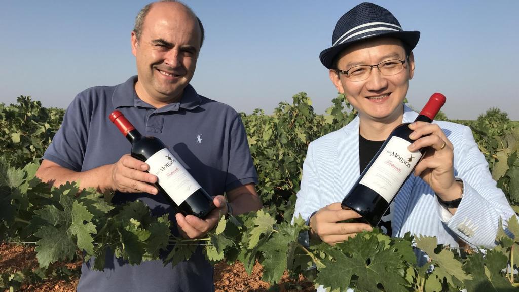 Félix Solís Ramos, de la bodega Félix Solís Avantis, y Chen Qi, fundador de S.Z. Food, en Valdepeñas.