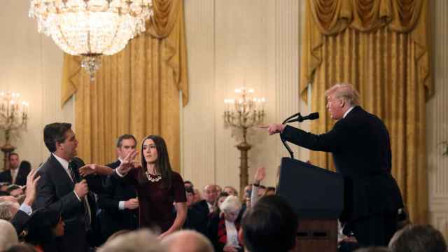 Trump señala al periodista Acosta de la CNN durante la discusión que mantuvieron