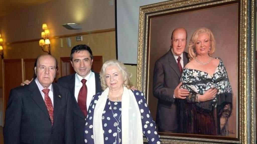 Antonio Montiel junto a Chiquito y Pepita y el cuadro que les pintó por sus 50 años casados.