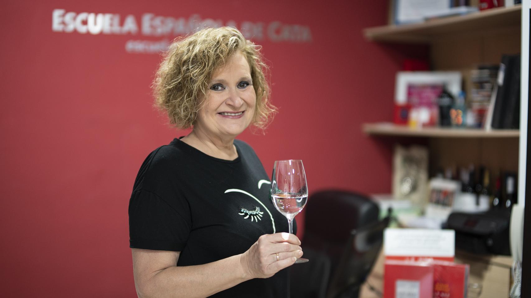 Carmen enseña cómo saborear el agua con una botella.