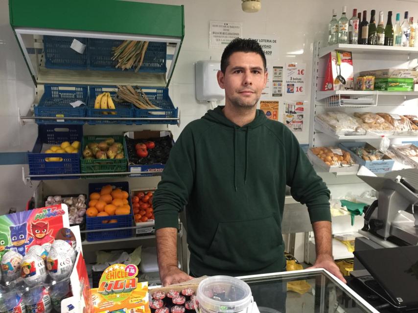 Carlos Alcalá, de 31 años, es el único tendero del pueblo. Le fía a quien no tiene para pagarle a final de mes. ¿No es más pobre el que vive en Madrid, cobra 1.500 euros pero gasta 1.000 en el alquiler?”, se pregunta cuando EL ESPAÑOL visita su tienda de comestibles.
