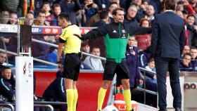 Sanchez Martínez, haciendo uso del VAR en El Clásico.