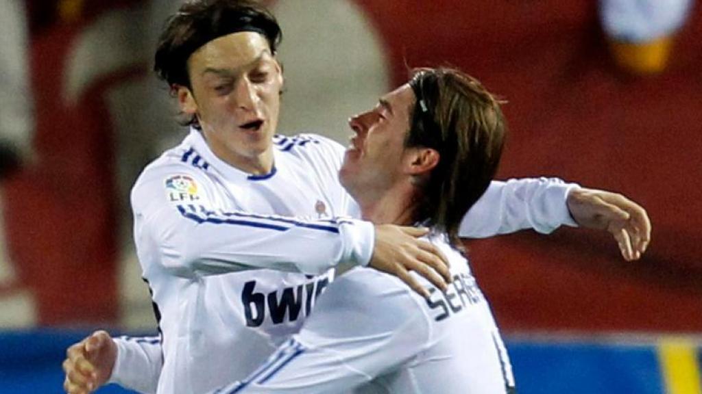 Özil y Sergio Ramos se abrazan durante su tiempo en el Real Madrid