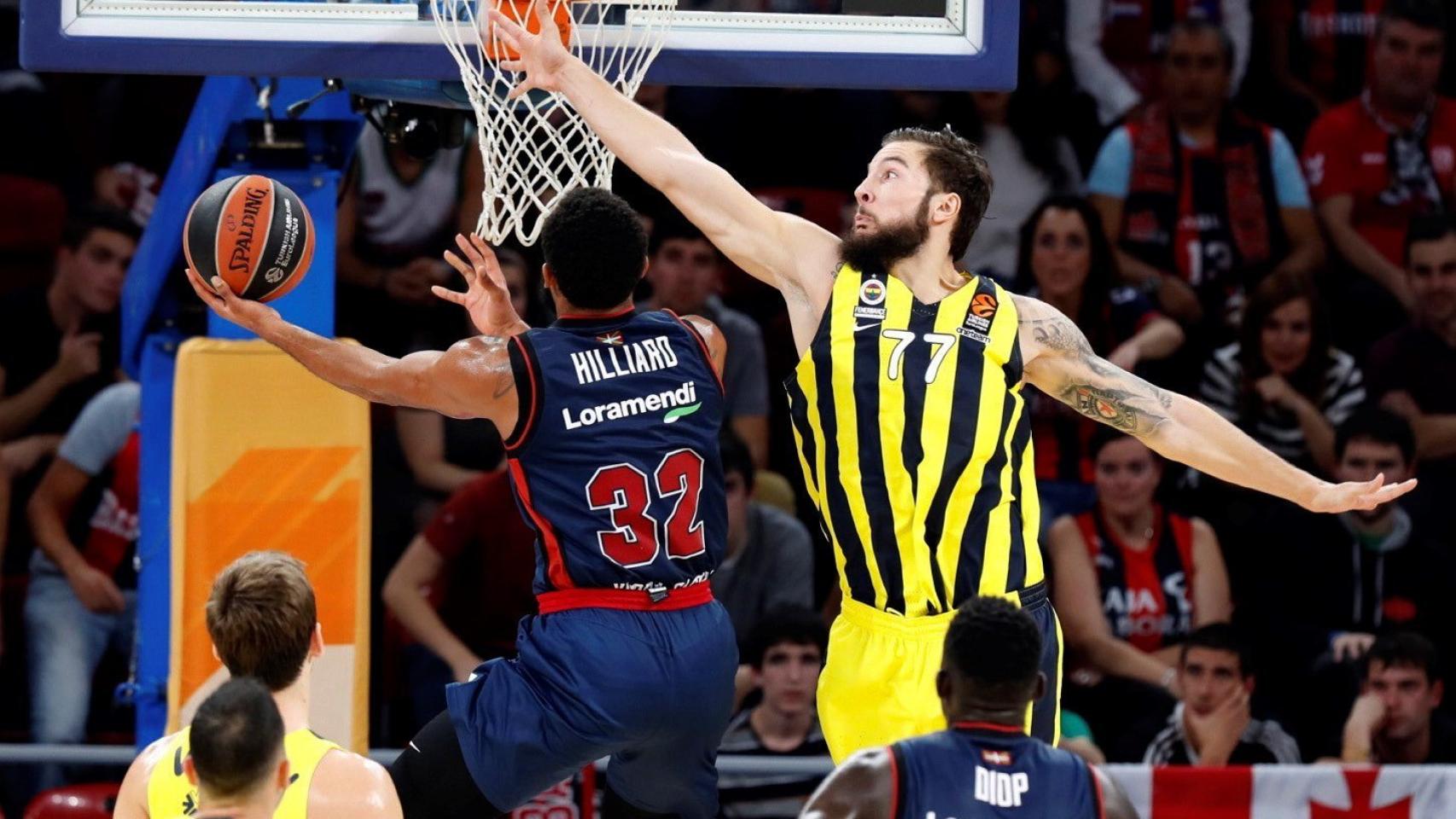 HIlliard anotando en el duelo ente Fenerbahce