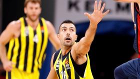 Sloukas trata de defender un lanzamiento