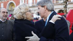 Manuela Carmena saluda a Ángel Garrido en la Plaza Mayor.