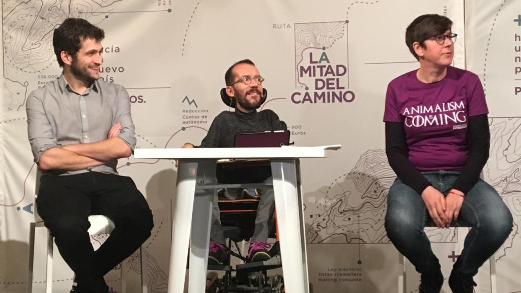 Pablo Echenique, entre Antonio Estañ y Pilar Lima, en Valencia.