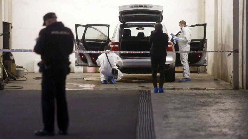 La Policía rastrea la zona donde fue asesinada la víctima, el lavadero de un concesionario en Alicante.