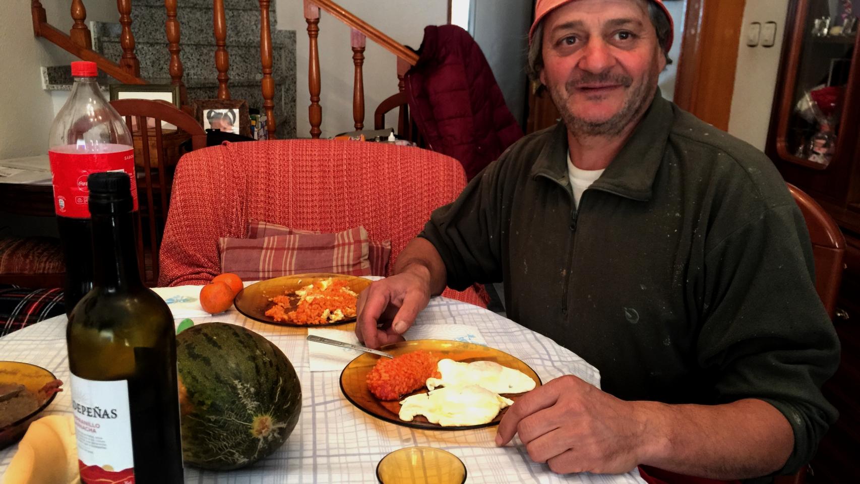 José María Ginés, de 53 años, es el único albañil de Portezuelo, el pueblo extremeño que registra la menor renta disponible por vecino y año en España.