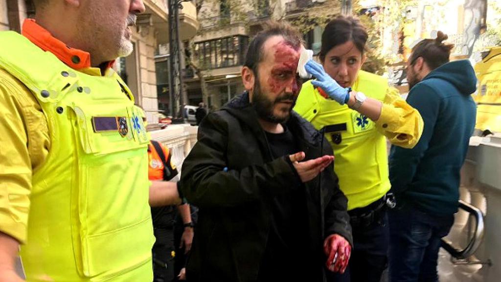 A.S.F., atendido por los servicios de emergencias tras ser empujado escaleras abajo en el Metro de Barcelona.