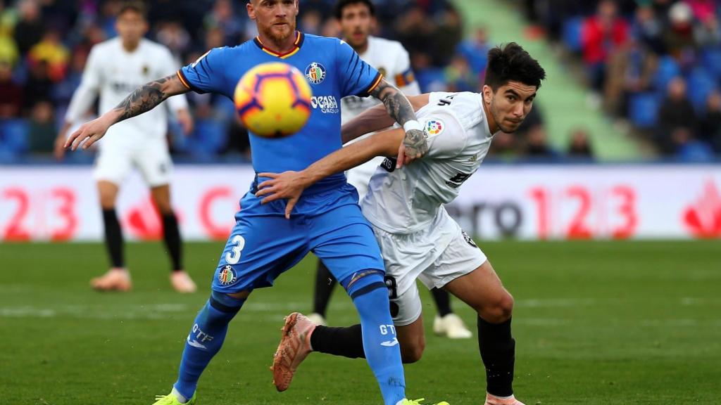 Carlos Soler durante el Getafe - Valencia de La Liga