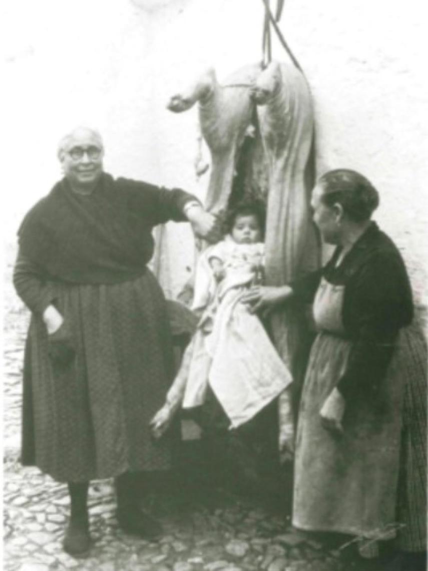 En algunas familias de Campo de Criptana (Ciudad Real), las abuelas invocaban así una vida llena de abundancias y venturas para el nieto, la que representaba un buen cerdo. Esta costumbre, extinta ya, fue captada por el fotógrafo del pueblo en 1956.