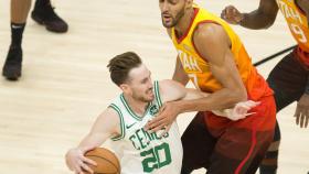 Rudy Gobert defiende a Gordon Hayward en el Utah Jazz - Boston Celtics de la NBA