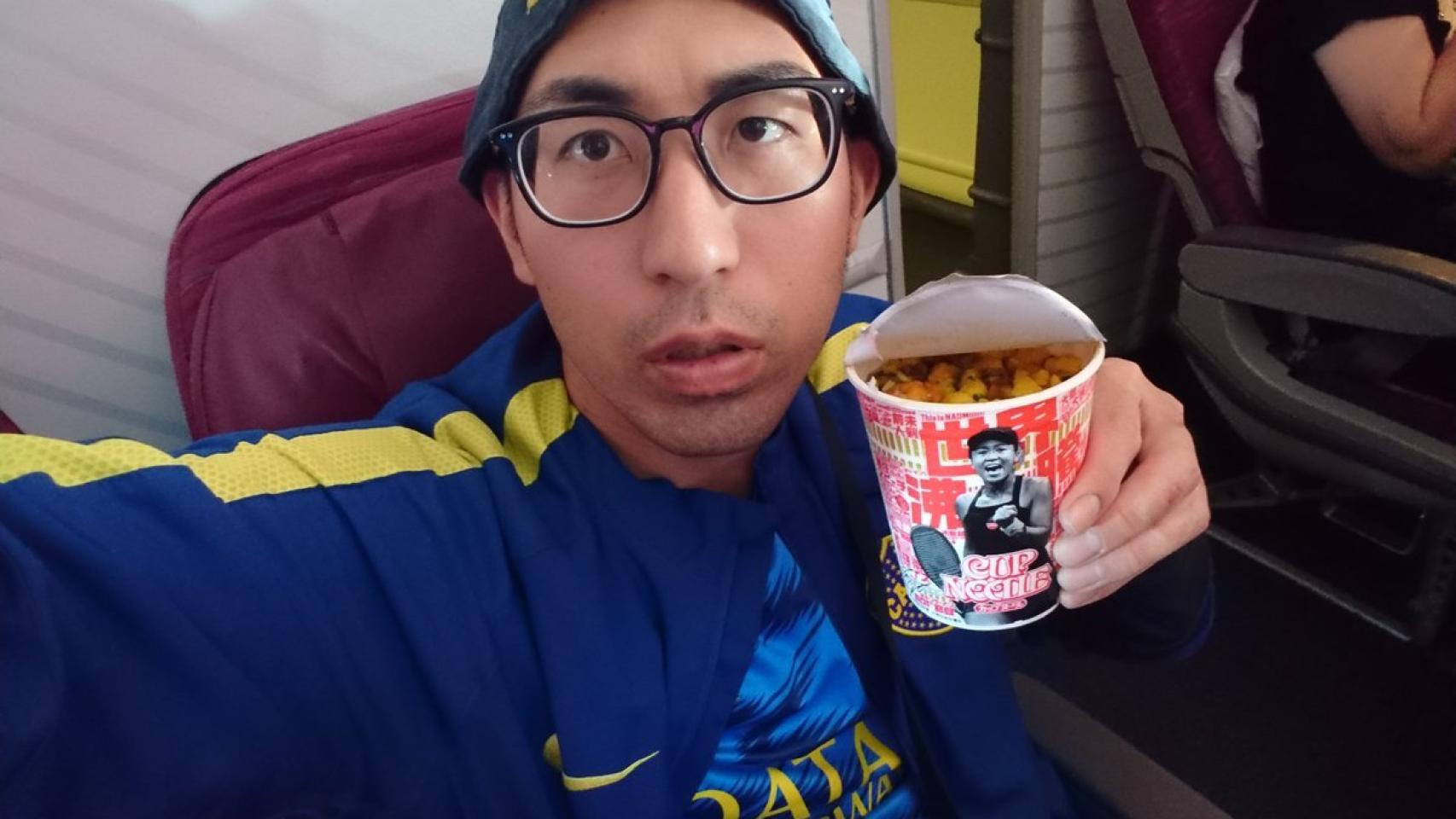 Isamu Kato durante el viaje en el avión. Foto: Twitter (@IsamiLito)