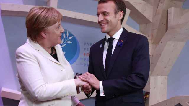 Angela Merkel y Emmanuel Macron en la inauguración del Foro por la Paz de París.