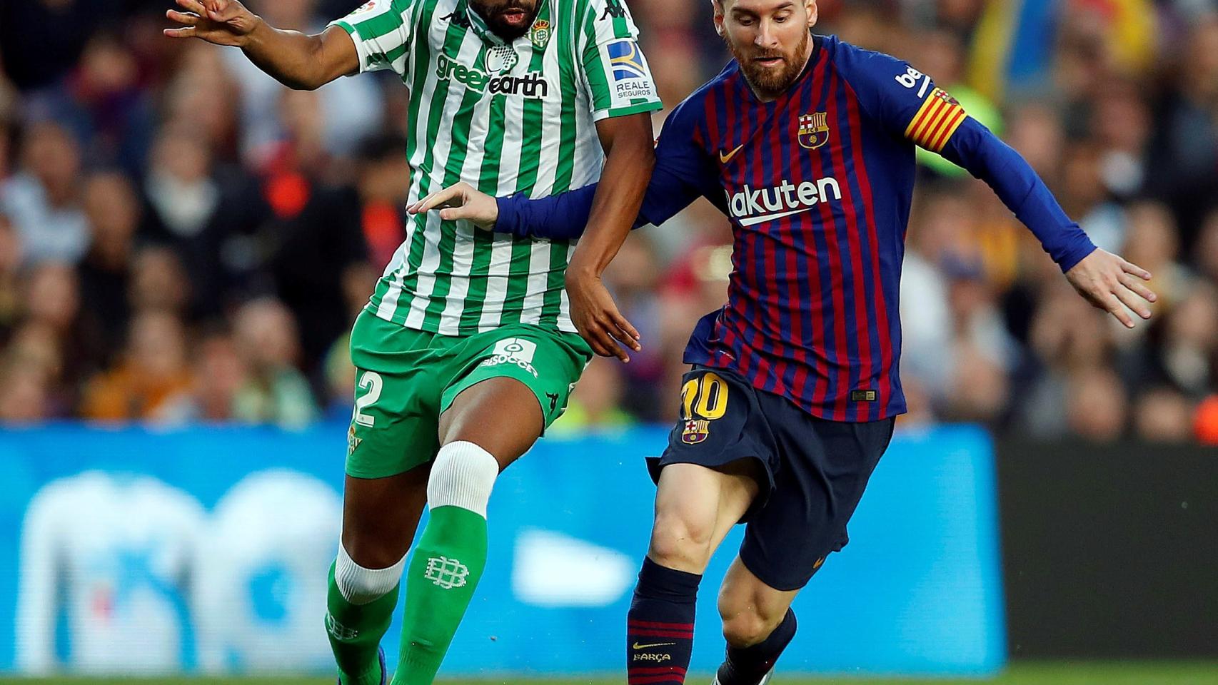 Sidnei, junto a Messi, en un momento del partido de la ida en el Camp Nou