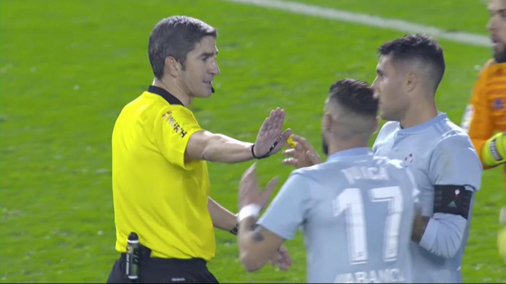 Undiano Mallenco hablando con los jugadores del Celta de Vigo