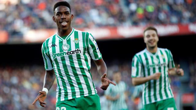 Júnior Firpo celebra un gol al Barcelona