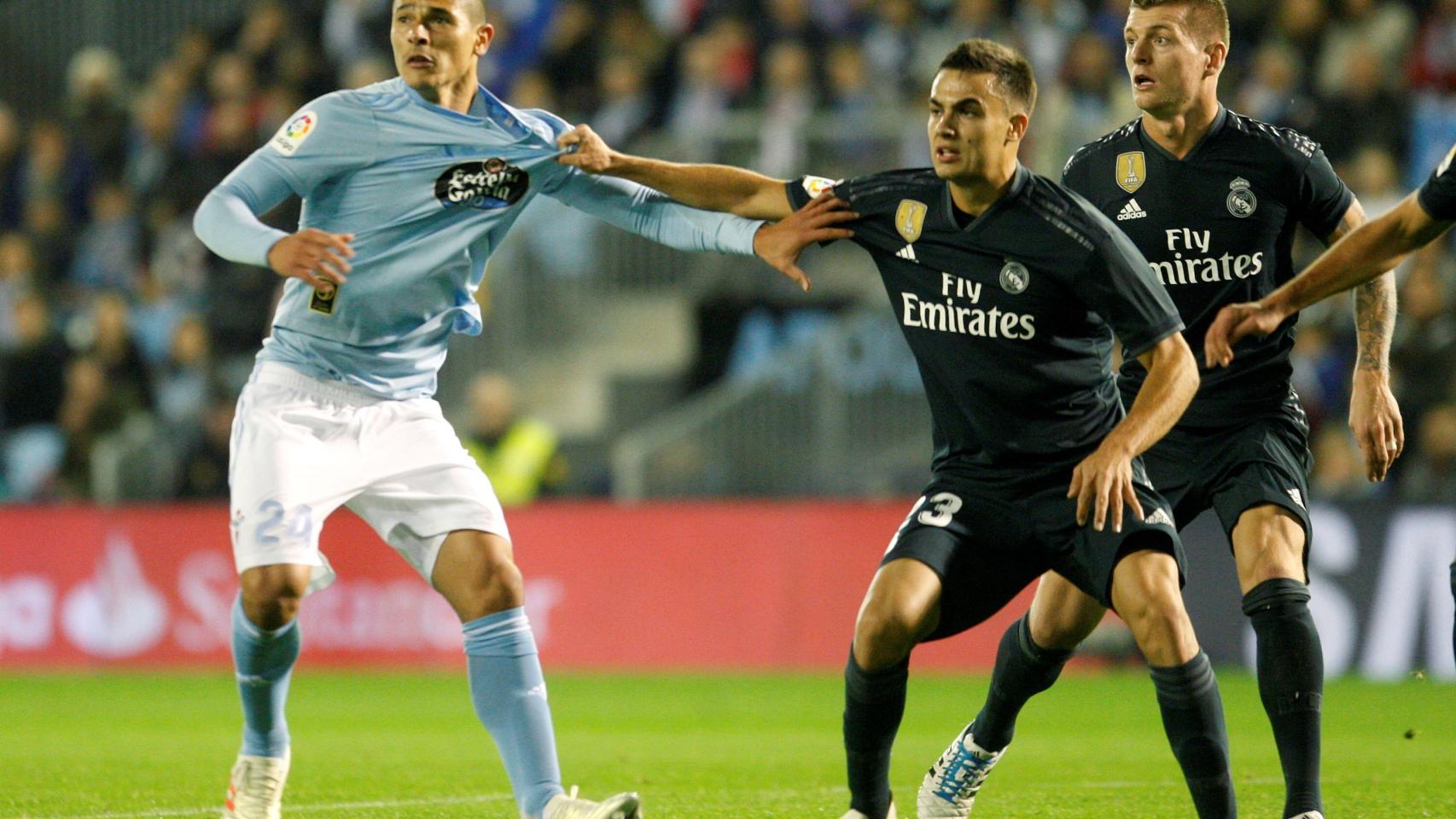 Reguilón y el jugador argentino del Celta, Facundo Roncaglia