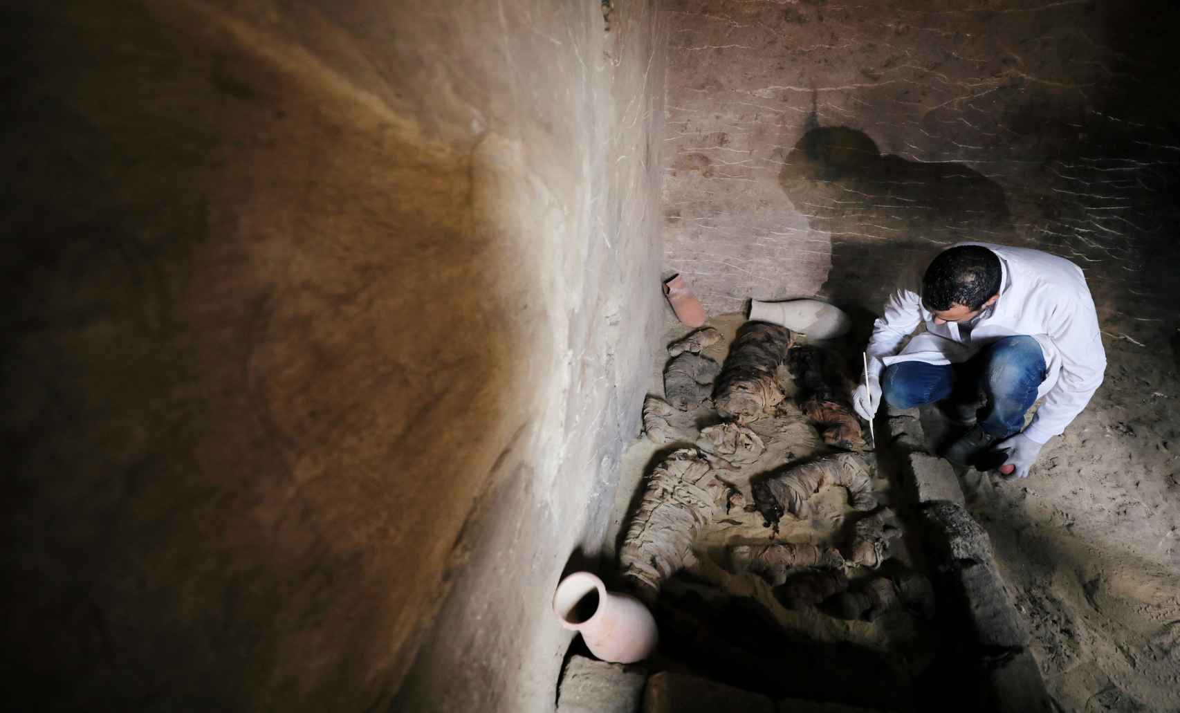Un arqueólogo trabaja en una tumba de Saqqara donde se han encontrado momias de los gatos.