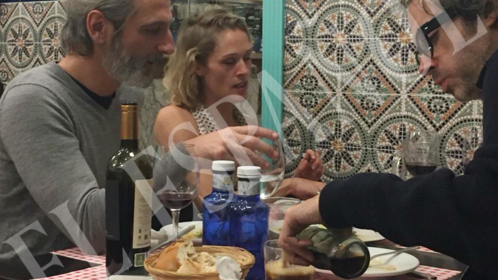 La pareja de actores con un amigo cenando en Barrutia y El  9.