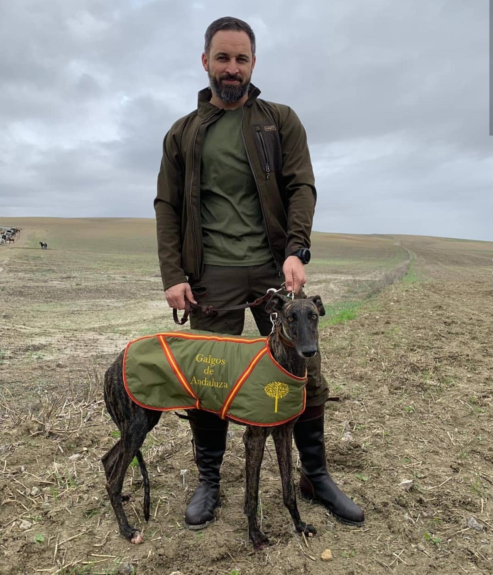 Abascal, con uno de los galgos que participó en la caza de liebre.