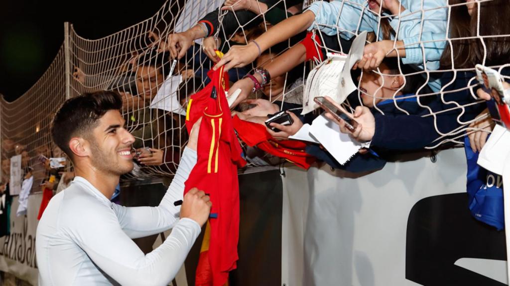 Marco Asensio atendiendo a aficionados en el entrenamiento de la Selección. Foto: sefutbol.com