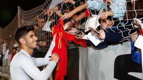 Marco Asensio atendiendo a aficionados en el entrenamiento de la Selección. Foto: sefutbol.com