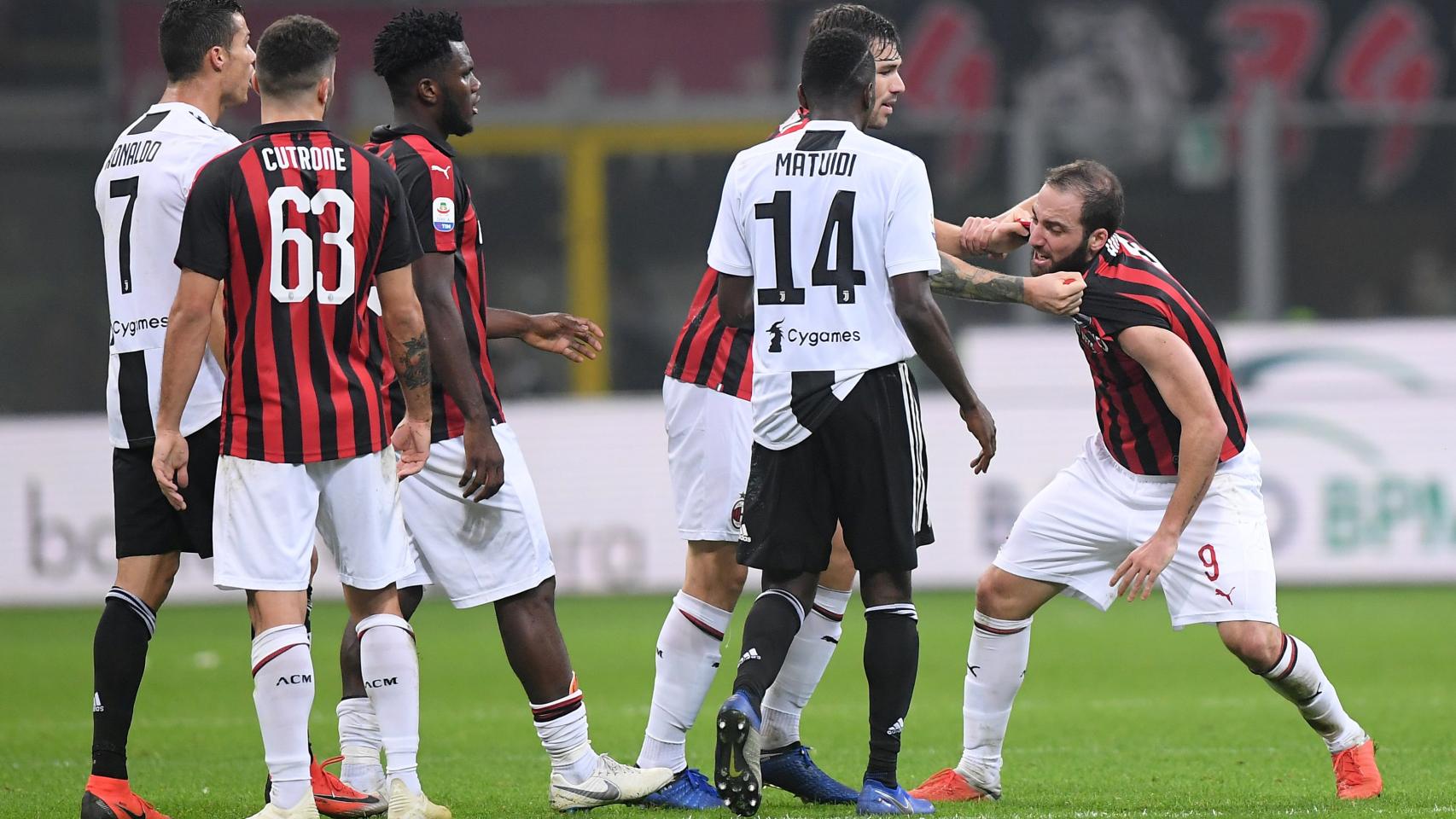 Higuaín frente al Milan