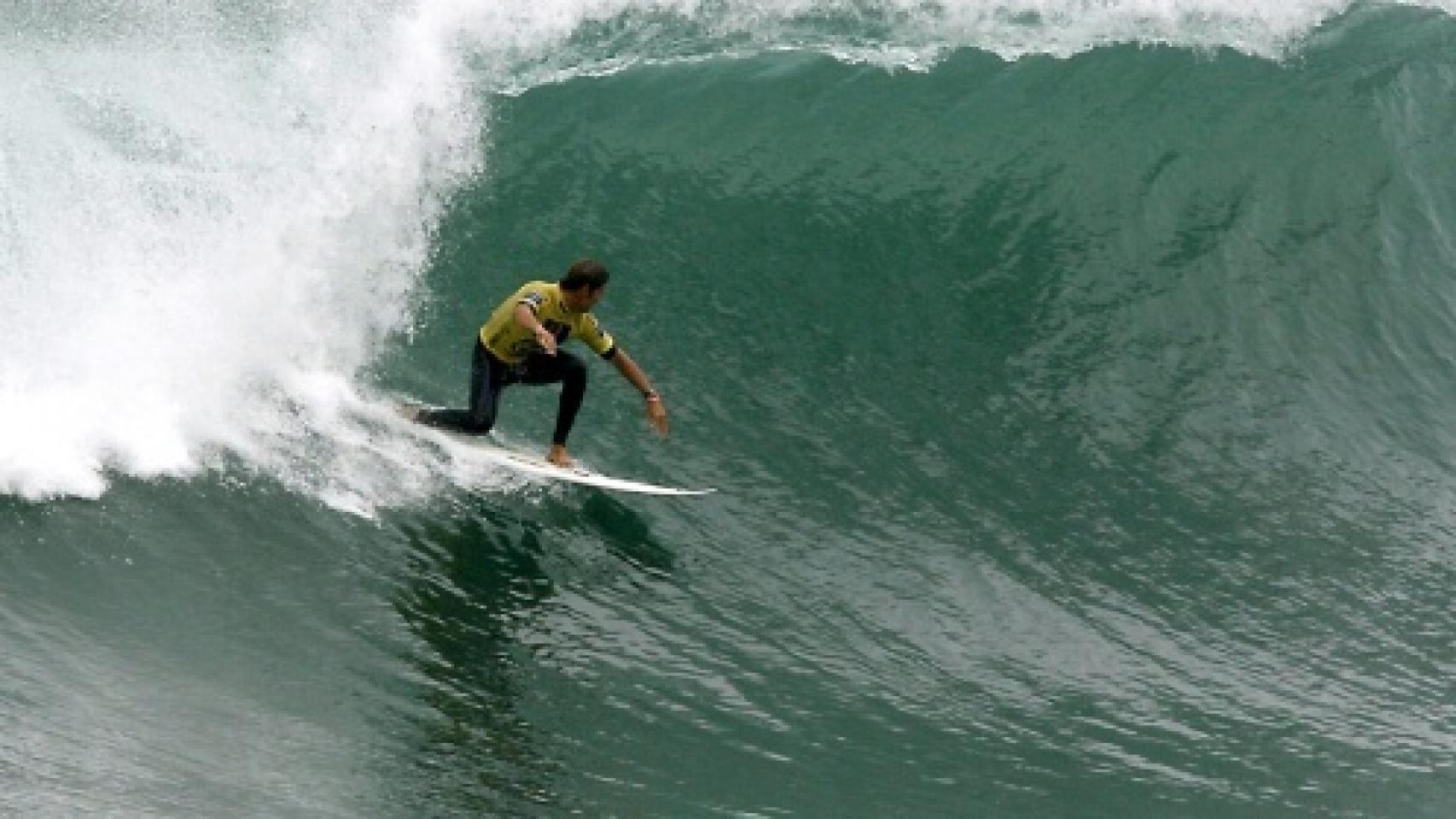 Ola de Mundaka en el municipio vasco del mismo nombre.