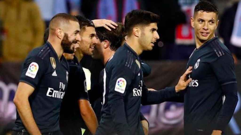 Javi Sánchez celebra con sus compañeros un gol del Real Madrid. Foto: Instagram (@javiiisf)