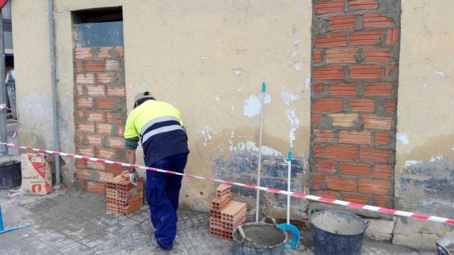 Un obrero tapia los accesos a la casa okupa donde vivían los detenidos