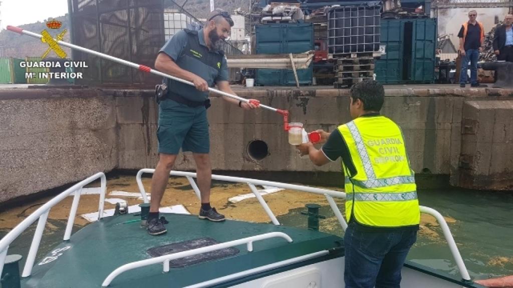 Dos guardias del Seprona inspeccionan unos vertidos.