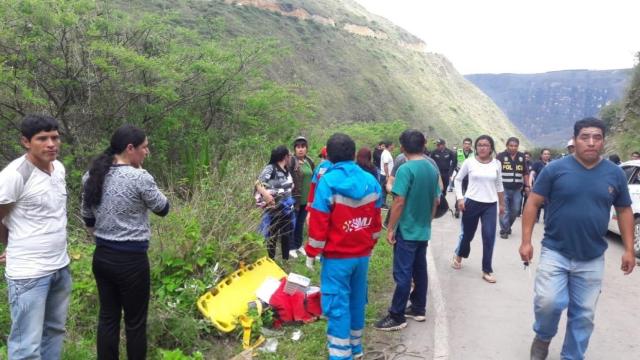 Momento en el que las asistencias sanitarias llegan al lugar del accidente. Foto: Twitter (@Minsa_Peru)